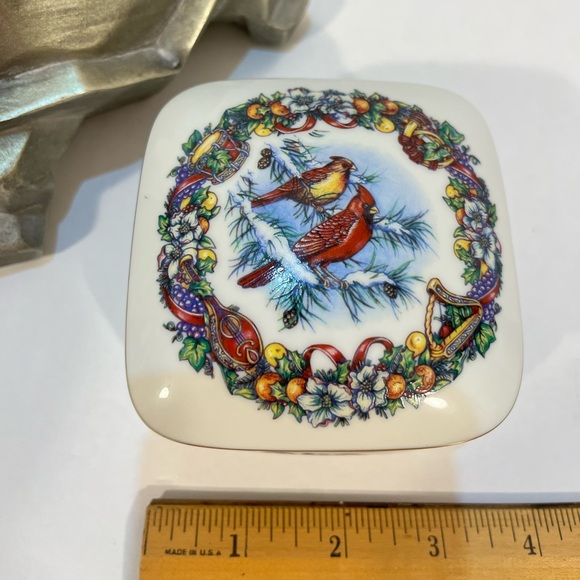 VINTAGE HERITAGE HOUSE INC. MELODIES OF CHRISTMAS MUSIC BOX - Picture 1 of 14